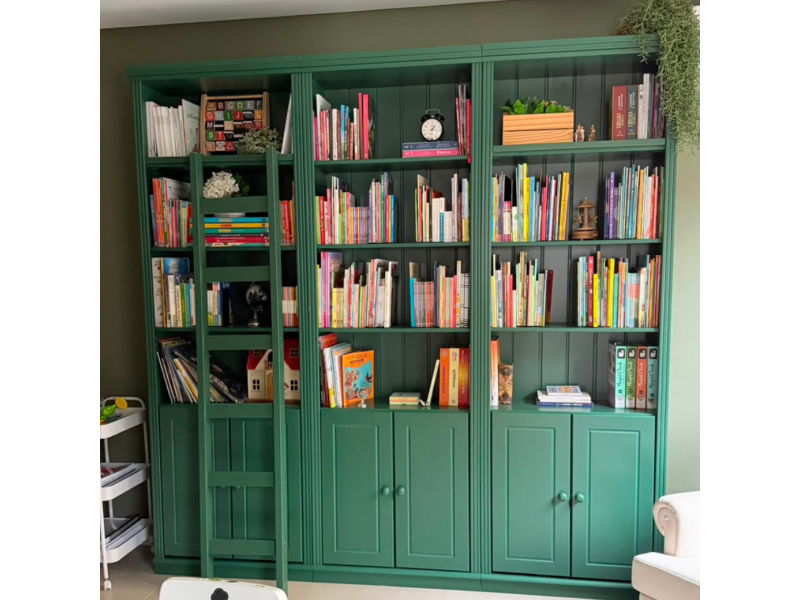 Kit três estantes Biblioteca com portas e escada, acabamento na cor verde | Coleção Biblioteca